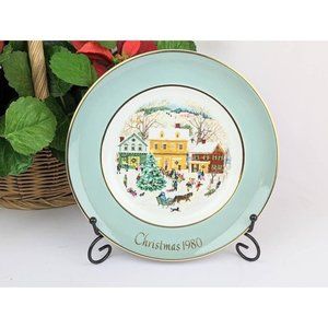Vtg 1980 Christmas Porcelain Avon Collectible Plate Gold Trim Wedgwood England